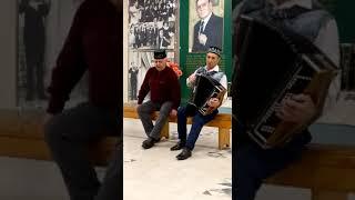 Поет Флер Шакиров, на баяне Назир Гимазетдинов( д.Яна Буляк Тукаевский район Республиеа Татарстан)