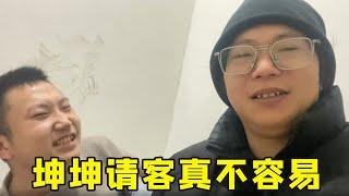 体面人明天就回老家了，坤坤表示要请客吃饭，不容易啊！【李晓彬流浪中国】