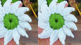 It is a very easy tunus crochet flower to make in two colors. You'll love this model.