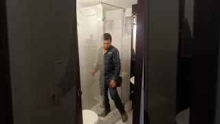 DIVISIONES DE BAÑO EN VIDRIO TEMPLADO EN BOGOTA SISTEMA BATIENTE TRASLAPADA EN L- INGEVIDRIOS