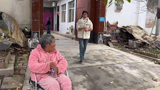 On the last day of the old and middle-aged couples  they sold apples in their hometown  and everyon