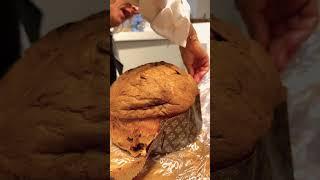 Panettone or pandoro? How to cut it properly? #italianfood #pandoro #gustoitaliano #lovefoodish