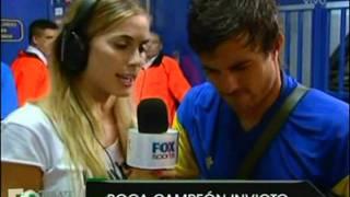 Beso entre Dario Cvitanich y Cecilia Bonelli en la entrevista tras el título de Boca Jrs.