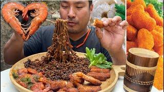 Kewi store || eating butterfly shrimps, fish fingers, prawn pops and prawns with black noodles.