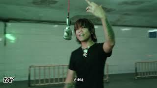 HOLDLUV的作 社区RAPPER第十五季第一集S15E1