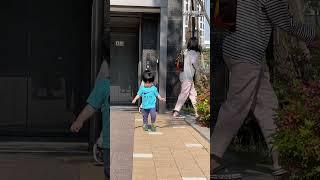 엘레베이터 버튼 누르려다 놀래서 도망오는 아기ㅋㅋㅋ  エレベーターの前で遊んでたら…びっくり！！ #shorts #baby #아기 #한일커플