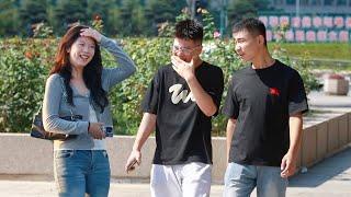 Compliment Men Before Asking the Directions | Prank 女生在问路前先称赞对方，男生们的反应太好笑了