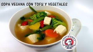 Sopa vegana con tofu y vegetales . Comida Vegana