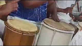 pai junio tocando ao lado do seu filho para o orixá oya ..que Axe lindo