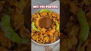 Sardiyon me banaye garma garam mix veg pakoda #mixvegpakora #vegpakoda #pakoda #shorts #msdrasoi