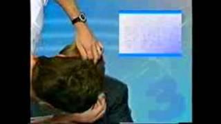 Arg nyhetsuppläsare med piano