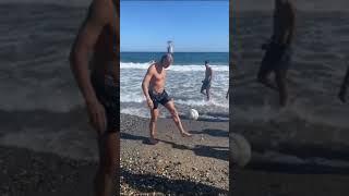 Erling Haaland Jugando con los Hinchas en la Playa