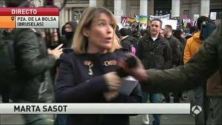 Una reportera de Antena 3 Noticias, incordiada en directo por radicales ultras belgas