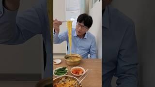 #대구맛집 대구 성서에 가면 국수맛집이 있다 멸치칼국수와 비빔국수 메뉴는 딱 두가지 멸치국수는 진한멸치향 한가득 양도 정말 많다 기본찬은 깍두기와 고추 성서국수️