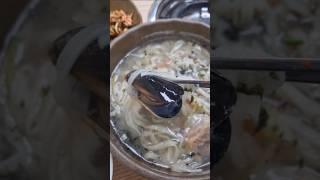 클래식한 서민의 음식 해물칼국수에 만두로 든든 마무리! - 생생해물칼국수
