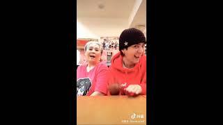 【抖音最强合集】羅志祥和媽媽一起祝你2020春節快樂！Show Lo and his mom sent best wishes to you on Tik Tok!