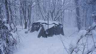 Кемпинг с палаткой в глубоком снегу