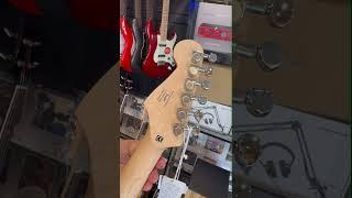 Guitarra Electrica Squier Stratocaster Bullet MINI. Ideal para viaje o para Niños