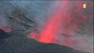 Spettacolare eruzione del Vulcano Piton de la Fournaise  nelle isole Reunion