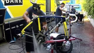 Los mecánicos de Tinkoff-Saxo - Manos a la obra!