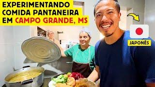 Um japonês experimentando comida pantaneira em Campo Grande, Mato Grosso do Sul