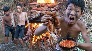 Primitive Wildlife - Eating delicious - Cooking Squid On A Rock