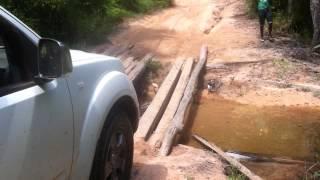 12 Rally Off Road Nissan Frontier atravessando ponte em Porto Seguro