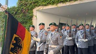 Einmarsch des Wachbataillons mit dem Königgrätzer Marsch - Musikkorps der Bundeswehr - Marschmusik