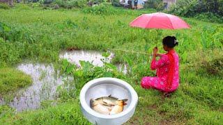 Fishing Video || The girl is fishing in the village field during the rain || My village fishing