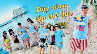 NS Ngọc Huyền hướng dẫn khách tour của CS Ngọc Châu tập thể dục buổi sáng trên biển Waikiki Hawaii