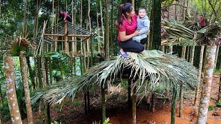 A single mother takes care of her children and uses natural palm leaves to make 60% of the pig pen