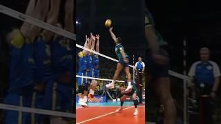 His vertical jump is crazy ‍ #epicvolleyball #volleyballworld #volleyball