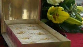 Vatican displays reputed bones of St. Peter