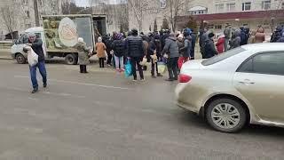 01.03.2022 Сумы, разбор куриного продовольстава жителями города.