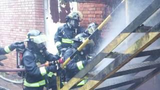 BOMBEROS EN ACCIÓN - CILÍNDROS DE GAS