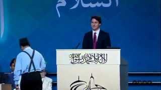 Trudeau attacks Harper policies at Ahmadiyya Muslim conference