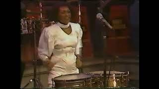 Yolanda Rivera canta y toca timbales con la orquesta de Rubby Haddock TV Puerto Rico