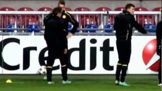 Mario Gotze juggles chewing-gum