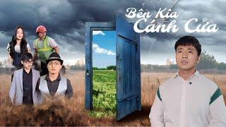 Bên Kia Cánh Cửa