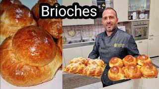 Brioches con tuppo fatte in casa.Brioches e trecce da colazione.Ricetta spettacolare