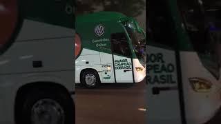 Torcida do palmeiras joga pedra no onibus do time
