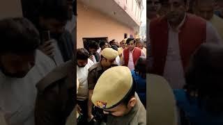 Ravi Kishan help karte hue 🫂 #gorakhpur #ravi #sansad #police