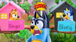 Blue House or Pink House??? Bluey Builds a Tree House  | Pretend Play With Bluey Toys