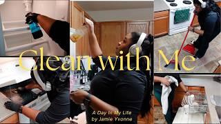 CLEAN WITH ME |  Cleaning motivation Vlog | Deep clean my kitchen with me + cleaning tips & hacks