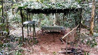 Entramos mata adentro CONSTRUÍMOS RANCHO  RÚSTICO DE BAMBU Fizemos uma tarimba de bambu para dormir