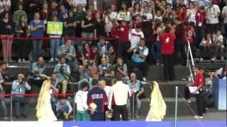 Ryan Lochte gives away his 100 IM gold medal at Istanbul 2012