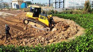 Great Project Bulldozer SHANTUI Pouring Soil Building New Road In Deep Water, 25ton Truck Delivery