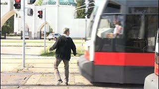 Unfall mit Straßenbahn: Achtung bei der Haltestelle