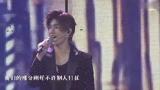 YangYang杨洋深情演唱《微微一笑很倾城》，深沉的嗓音好听到令人陶醉，瞬间让人梦回肖奈！