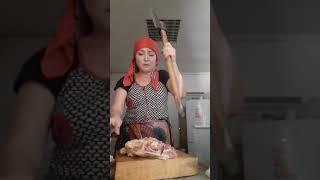 HOW SHE CHOP MEAT WITH AN AXE!